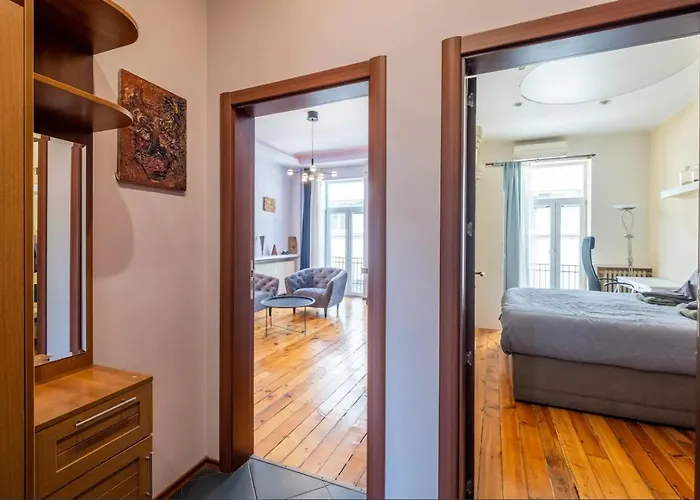 Charming 2bdr In Historic Center With Parking סופיה